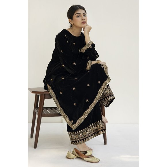 Punjabi Pakistani Beautiful Black Velvet Suit - Picture 2 of 8